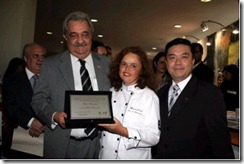 Entrega-Placa_BH-Capital-Mundial-pão-de-queijo-Paulo Nonaka